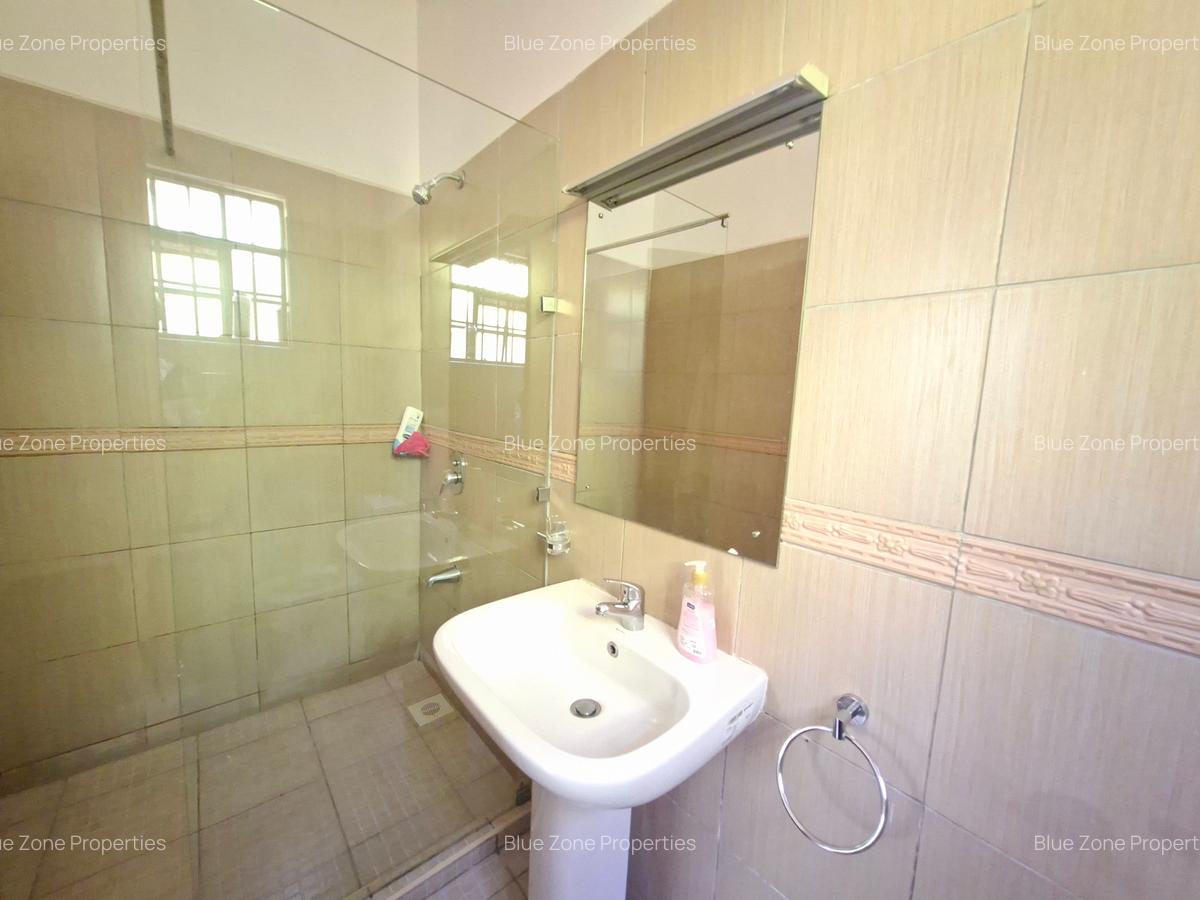 5 Bed Townhouse with En Suite at Close To Isk - 20