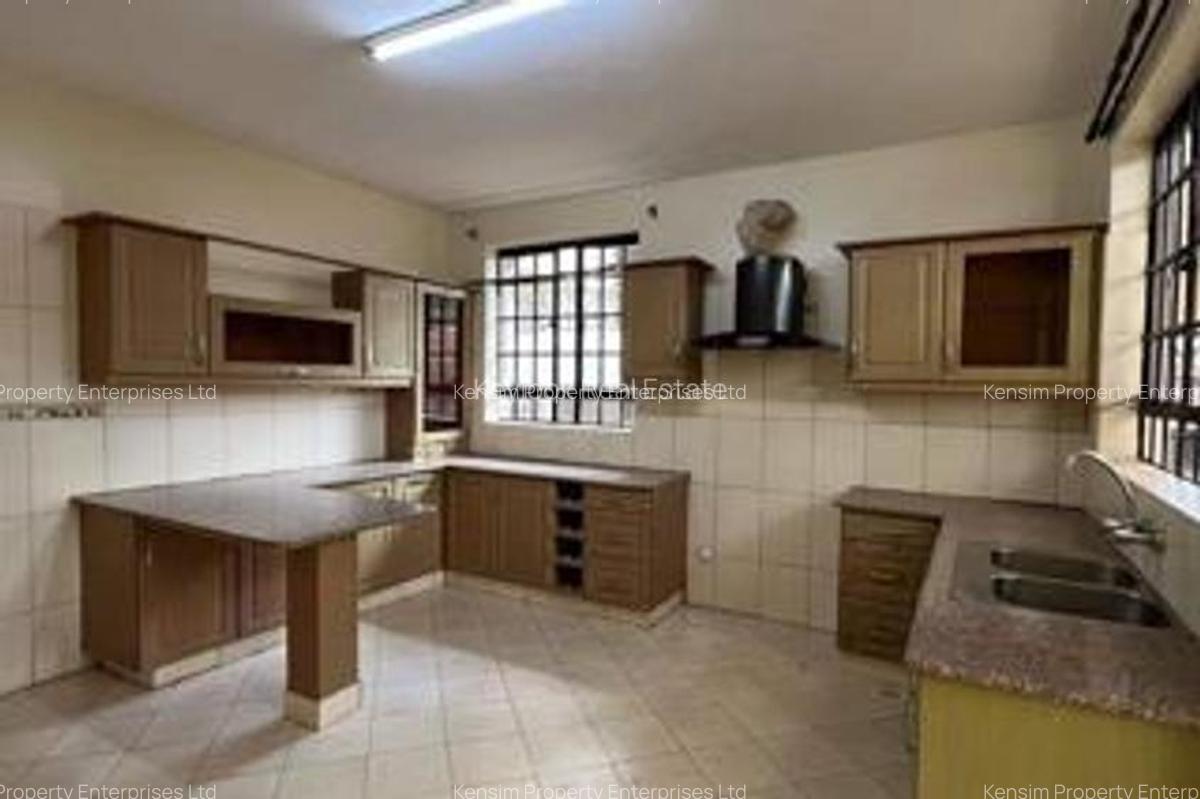 5 Bed Townhouse with En Suite in Lavington - 3