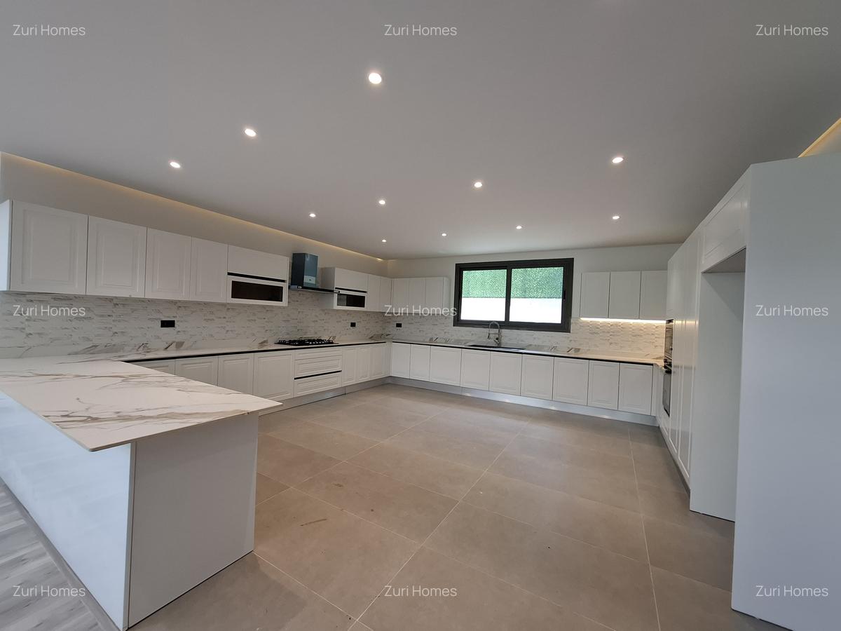 5 Bed Townhouse with En Suite in Lavington - 3