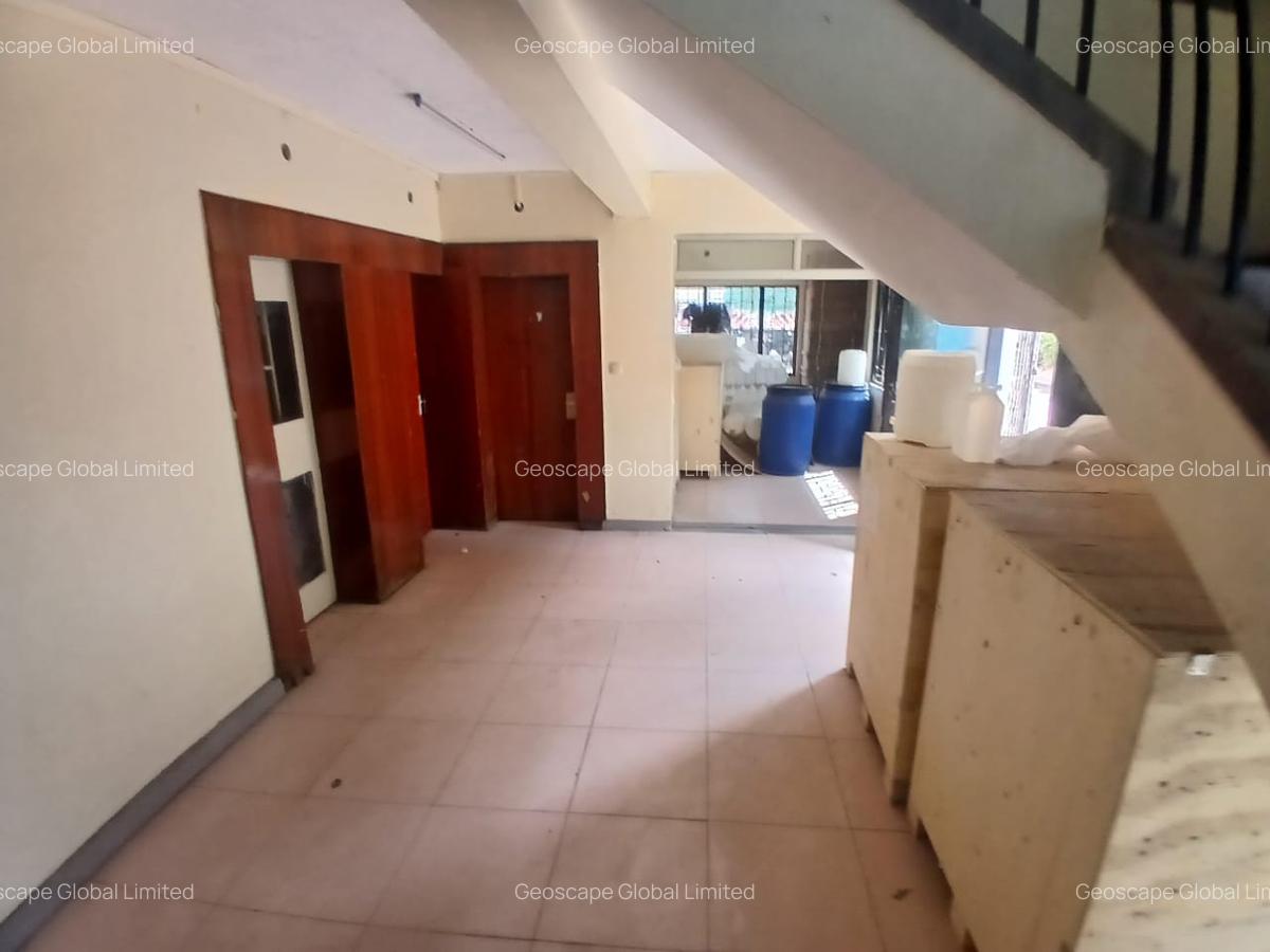 3,000 ft² Warehouse with Parking in Industrial Area - 2