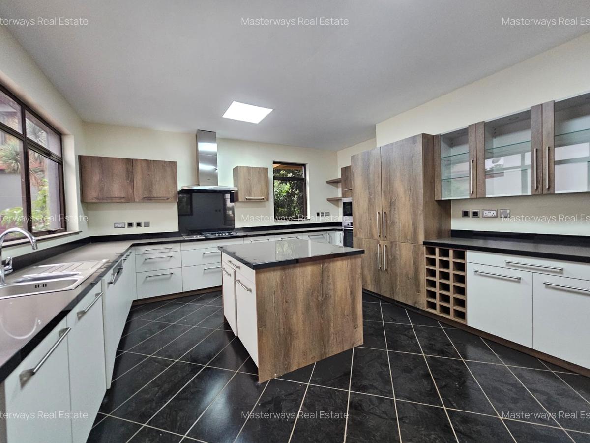 5 Bed Townhouse with En Suite in Lavington - 3