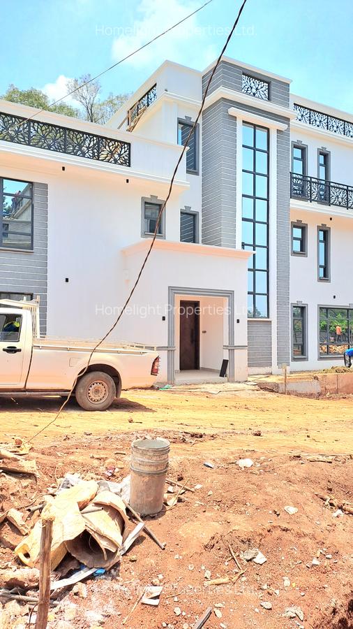 5 Bed Villa with En Suite at Lavington - 1