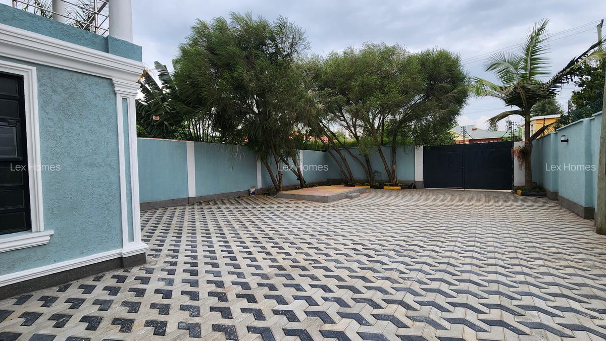 4 Bed House with En Suite at - 20