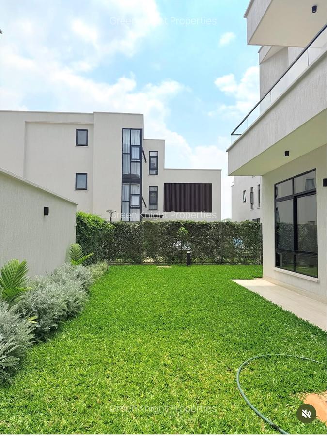 5 Bed House with En Suite in Lavington - 12