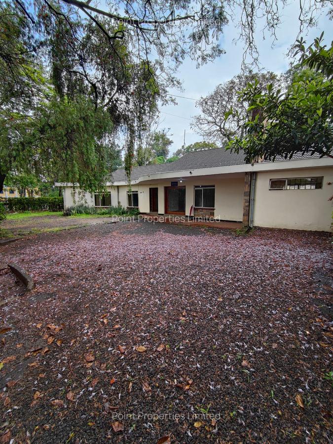 4 Bed House with En Suite in State House - 2