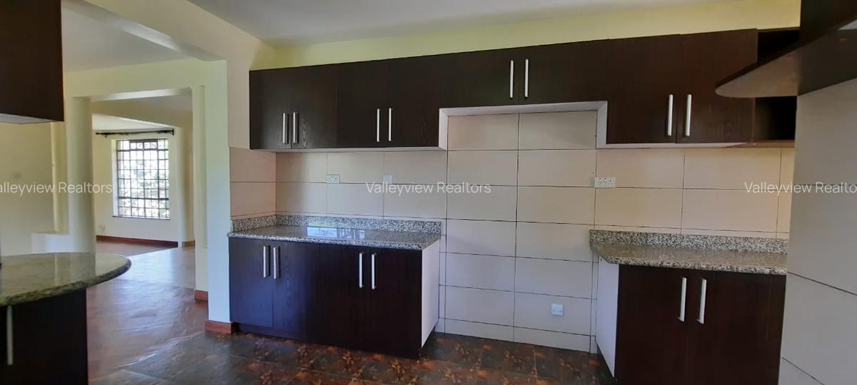4 Bed Townhouse with En Suite at Lavington - 17