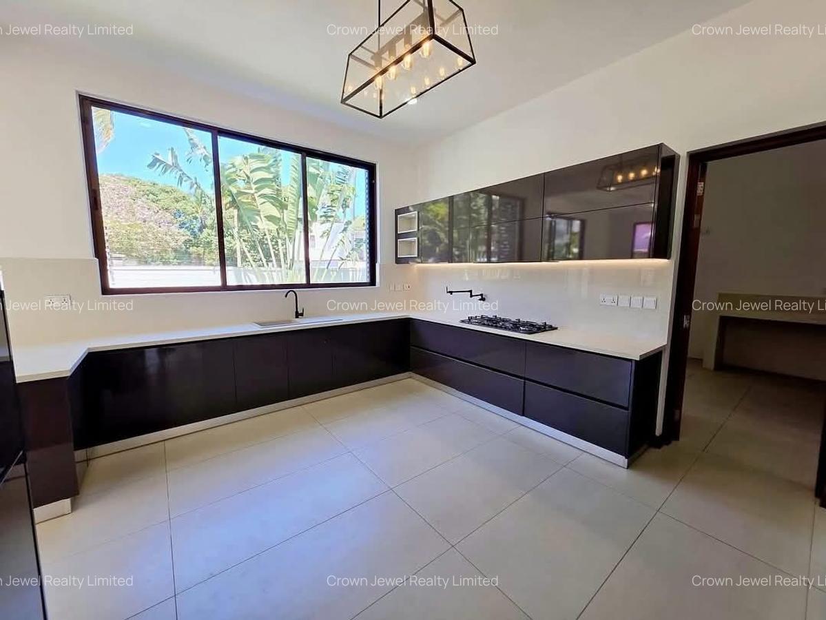 5 Bed Villa with En Suite in Nyali Area - 4