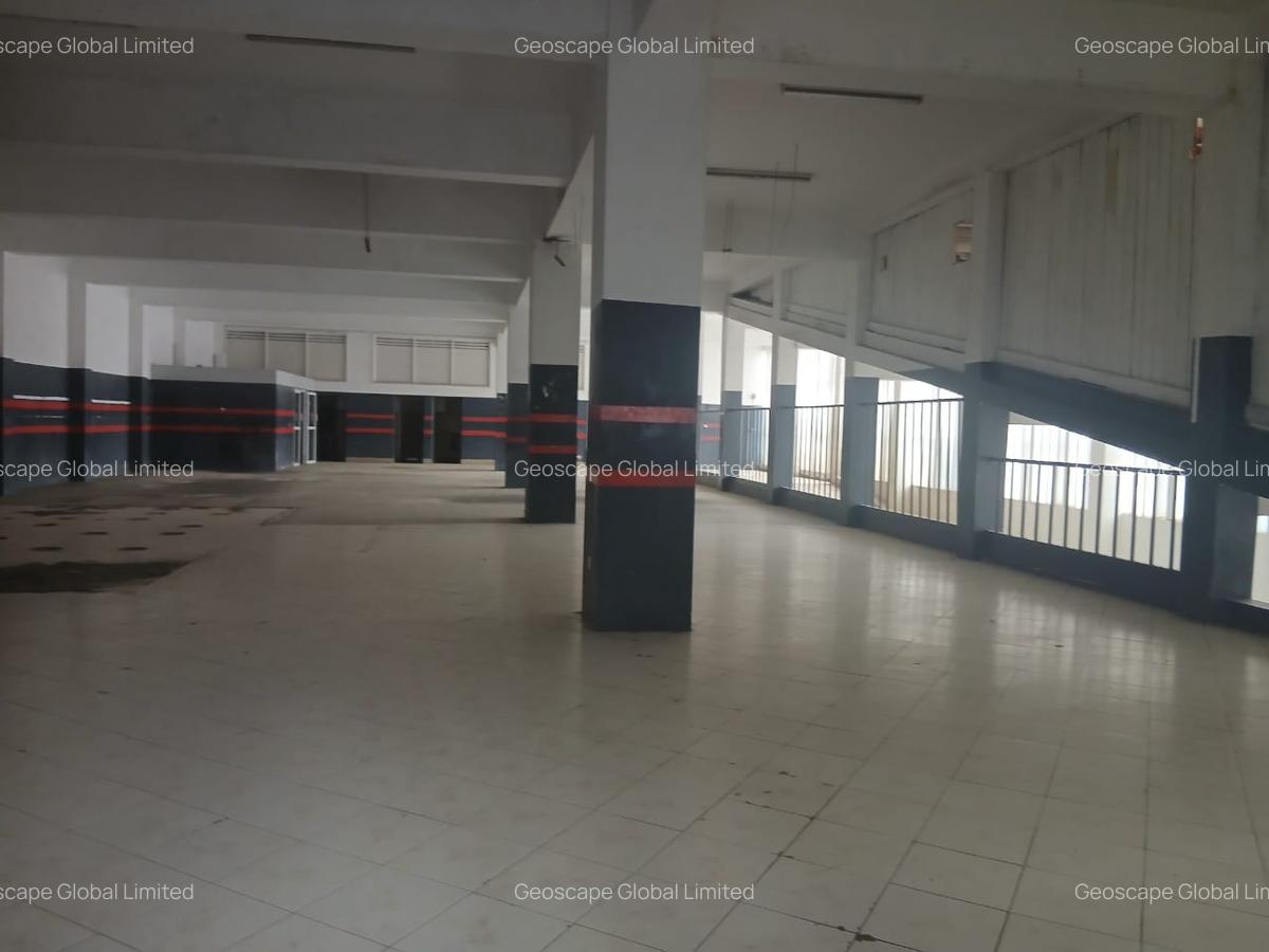 6,499 ft² Warehouse with Parking in Industrial Area - 15