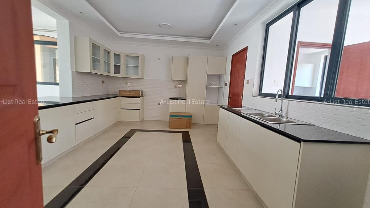 5 Bed Townhouse with En Suite at James Gichuru - 8