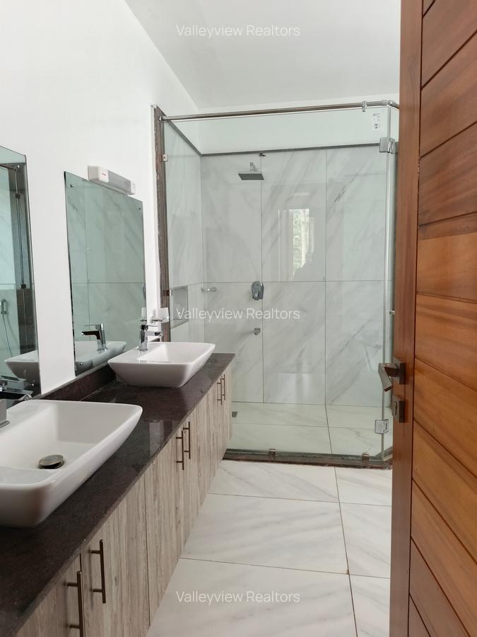 6 Bed Townhouse with En Suite at Lavington - 8