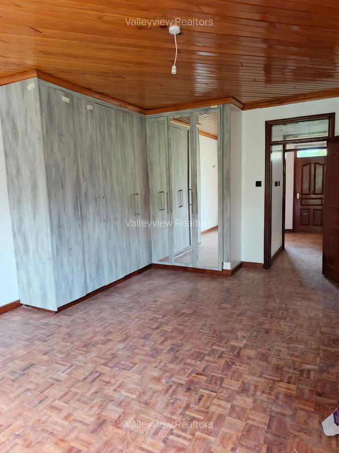 4 Bed Townhouse with En Suite at Lavington - 4