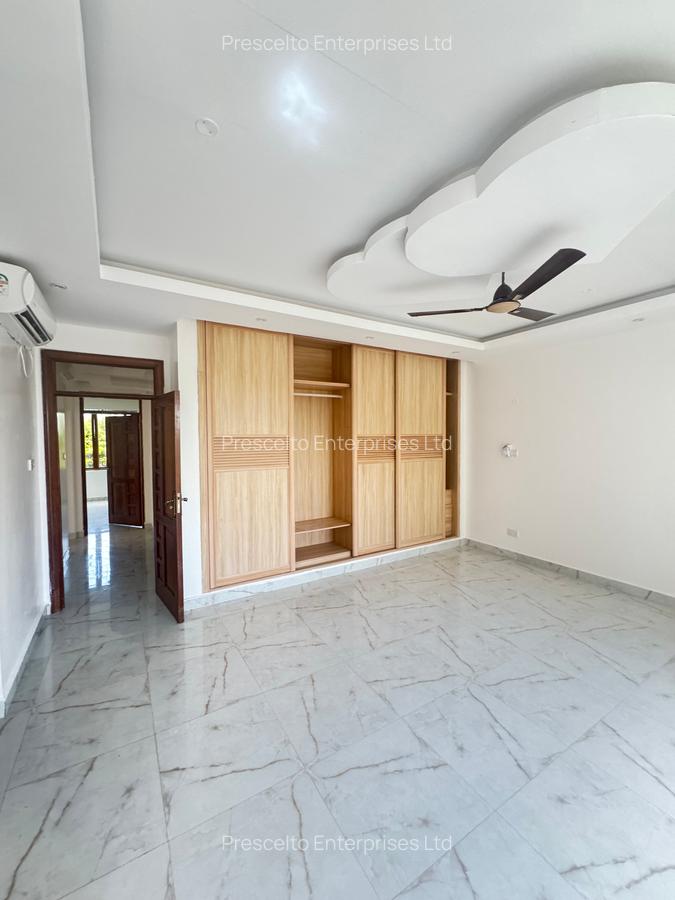 3 Bed Apartment with En Suite at Off Links Road - 9