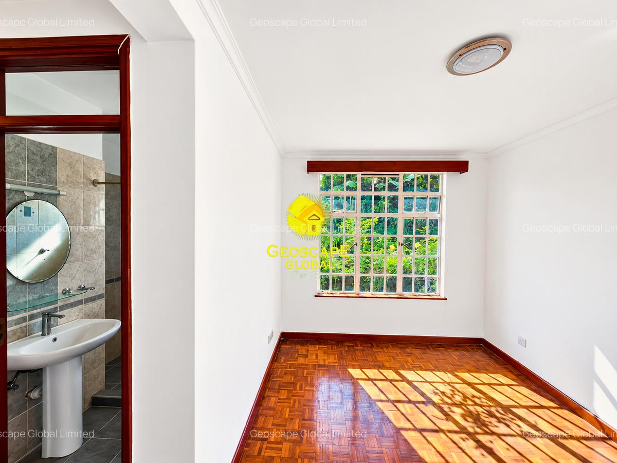 4 Bed House with En Suite in Rosslyn - 3
