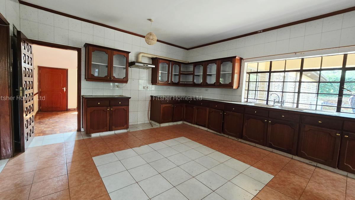 5 Bed House with En Suite in Runda - 20
