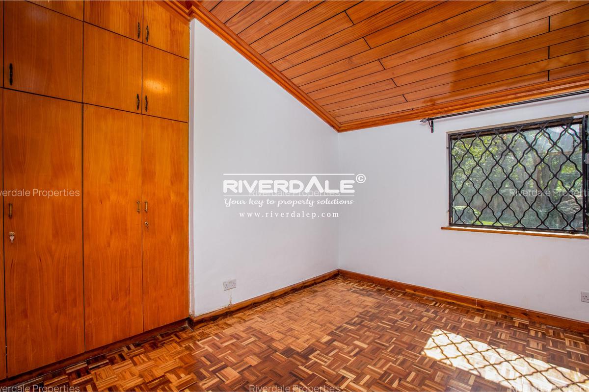 5 Bed House with En Suite in Runda - 13