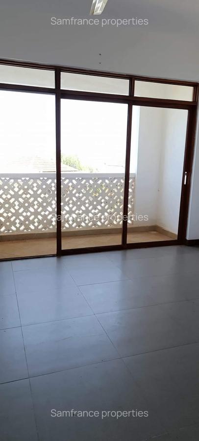 Serviced 2 Bed Apartment with En Suite at Sultan - 9