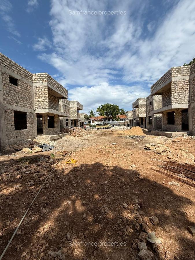 4 Bed House with En Suite at Greenwood Drive - 2