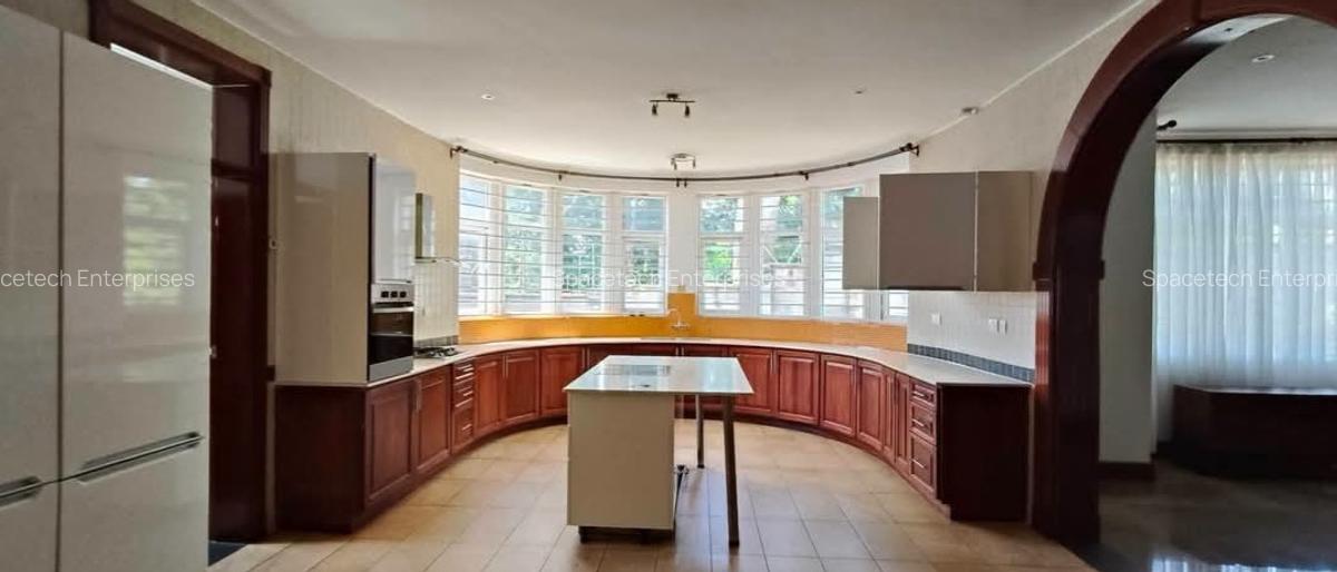 5 Bed Townhouse with En Suite in Rosslyn - 3