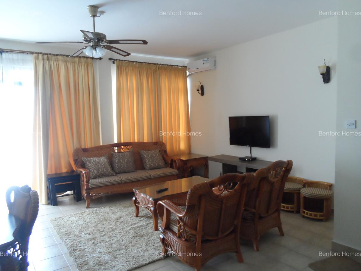 Serviced 3 Bed Apartment with En Suite at Links - 5