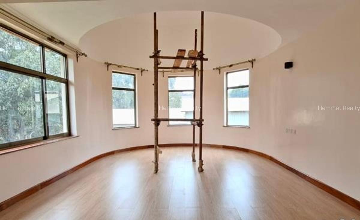 4 Bed Townhouse with En Suite in Rosslyn - 4