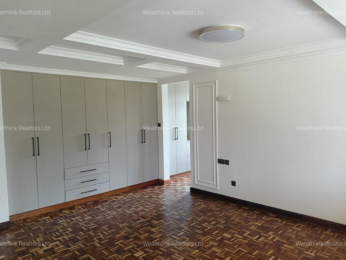 5 Bed House with En Suite at Garden Estate - 14