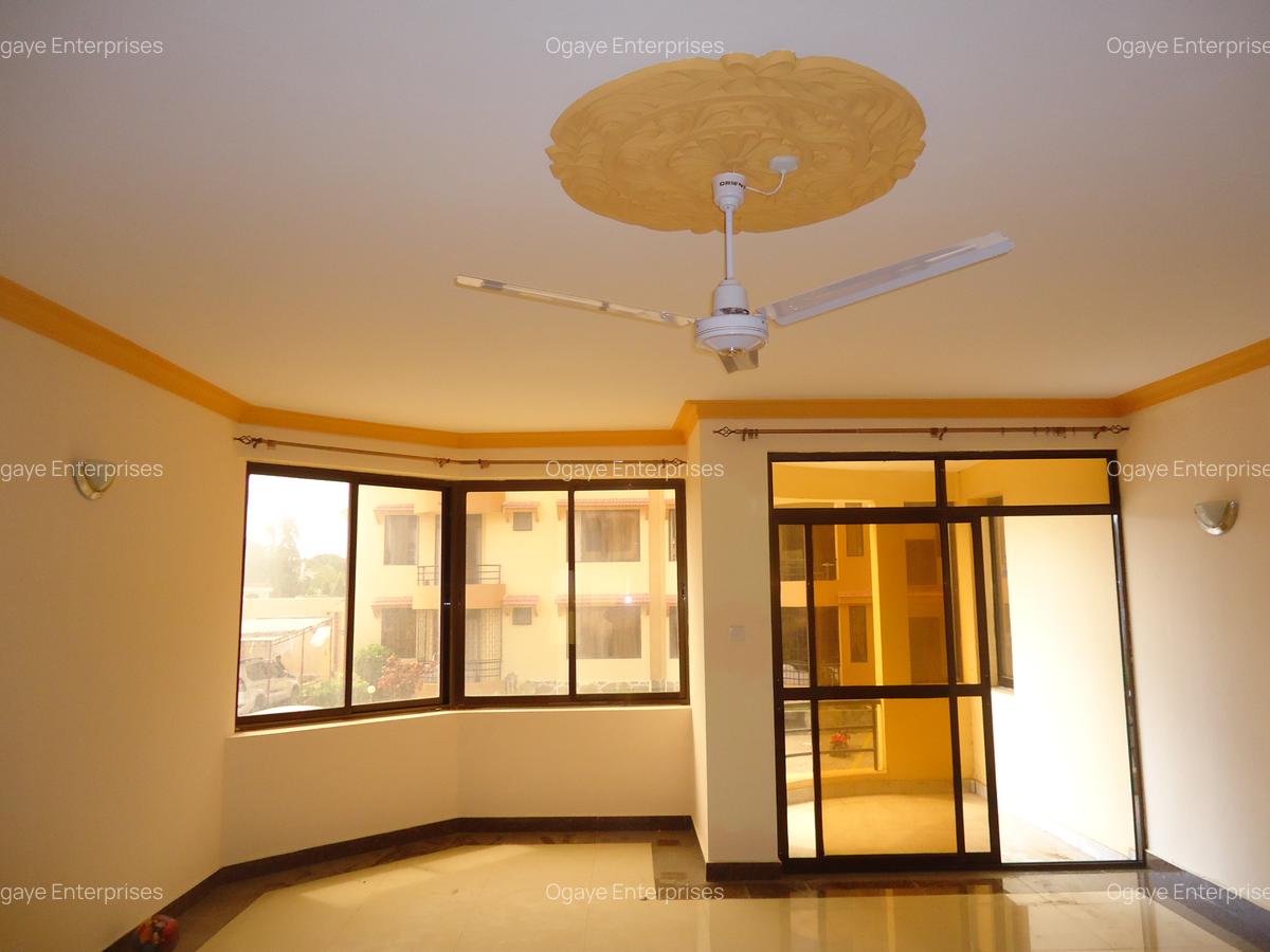 3 Bed Apartment with En Suite at Off Linksroad - 3