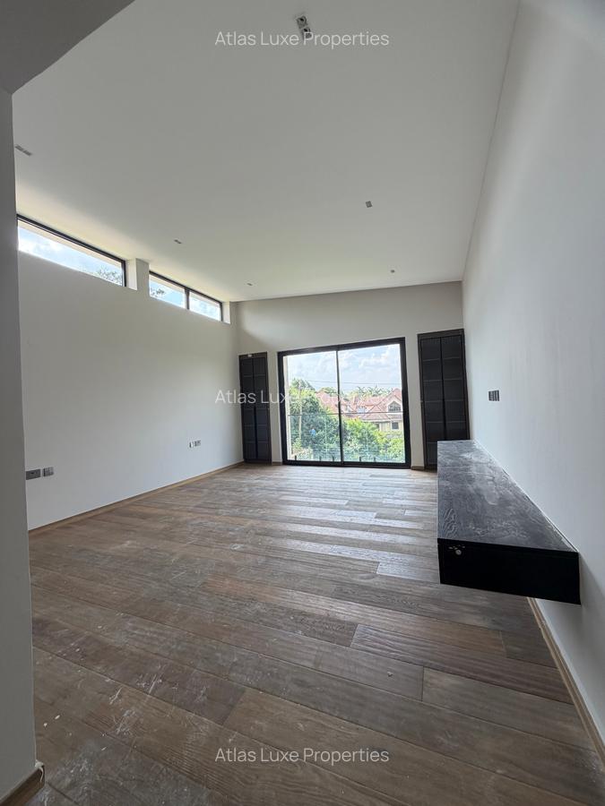 5 Bed Townhouse with En Suite at Old Runda - 11