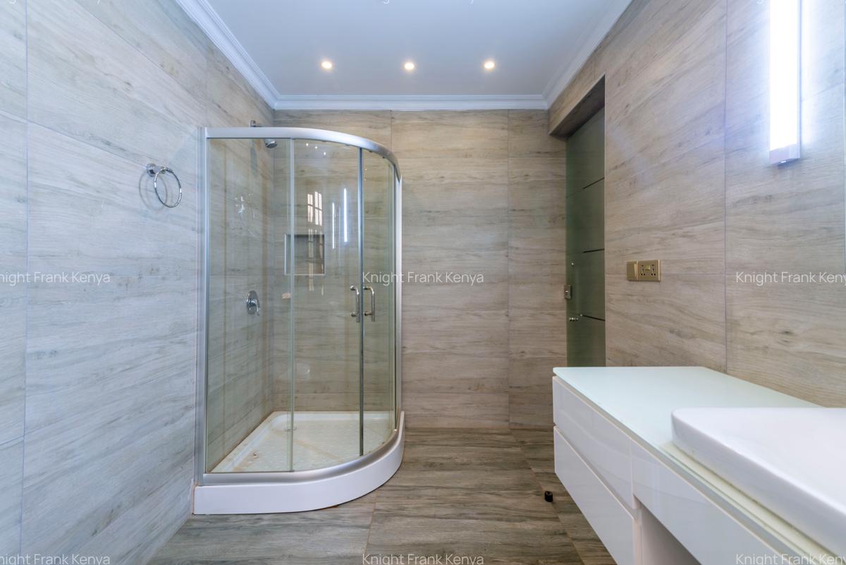 5 Bed House with En Suite in Ridgeways - 17