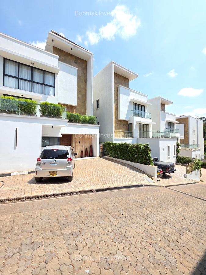 5 Bed Townhouse with En Suite at Lavington Green - 12