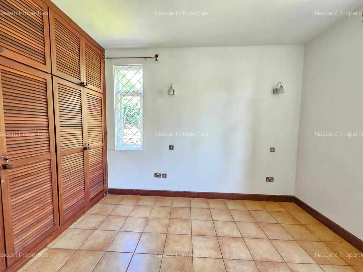 5 Bed Villa with En Suite in Rosslyn - 15