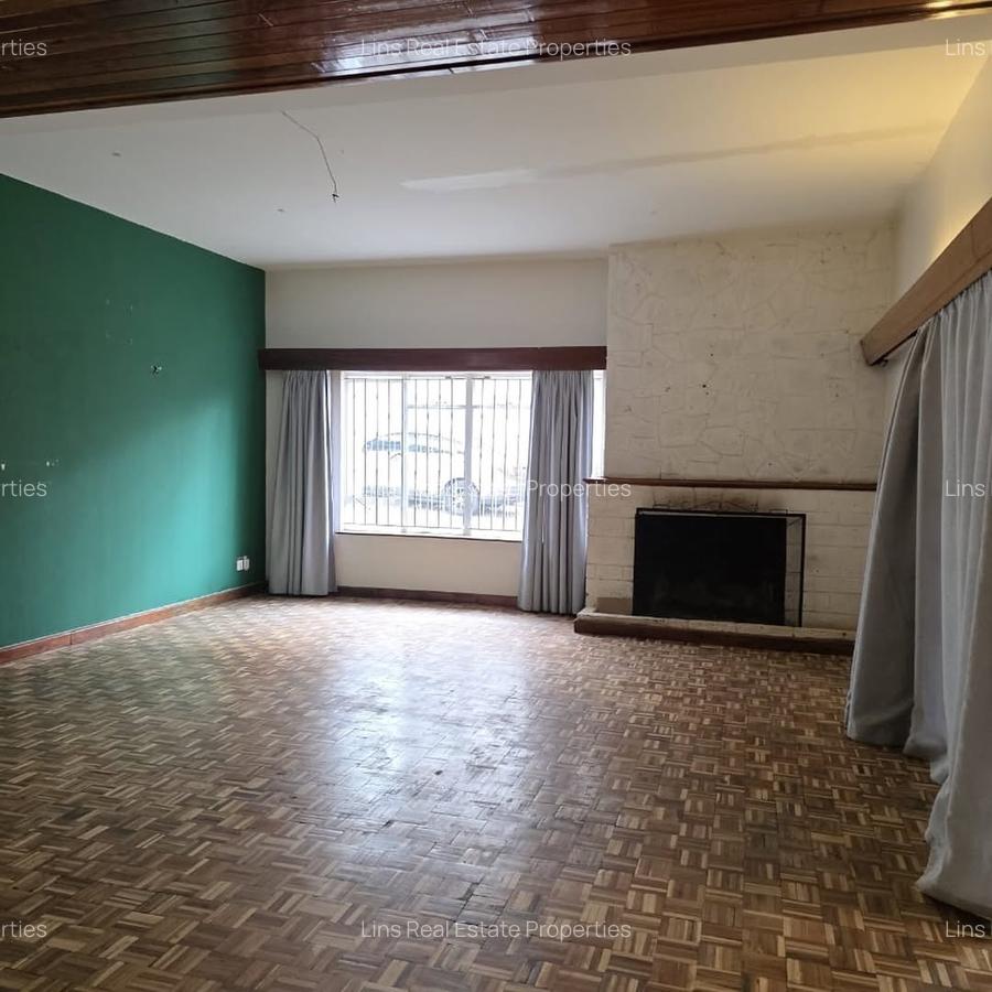 6 Bed House with En Suite in Lavington - 11