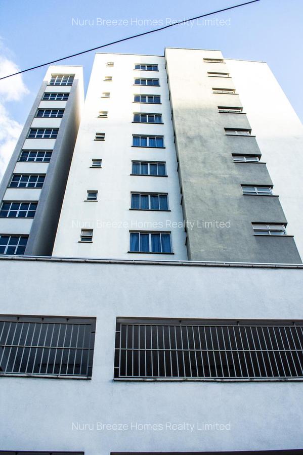 Serviced 2 Bed Apartment with En Suite in Parklands - 9
