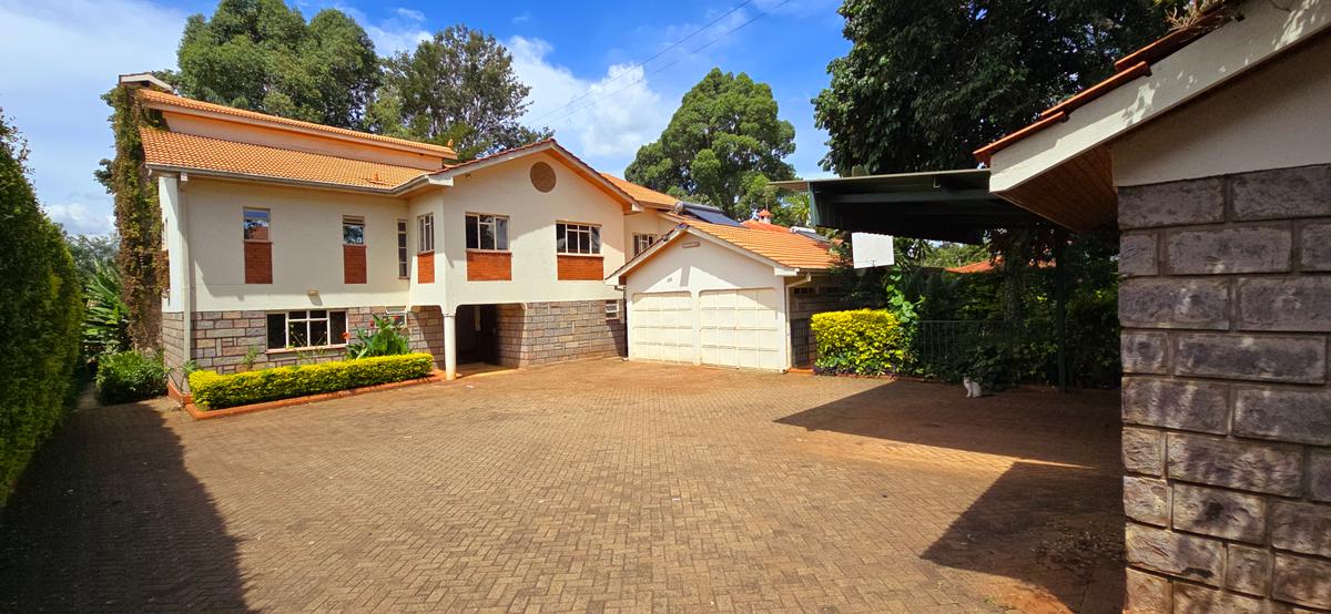 5 Bed House with En Suite at Mimosa Drive - 3