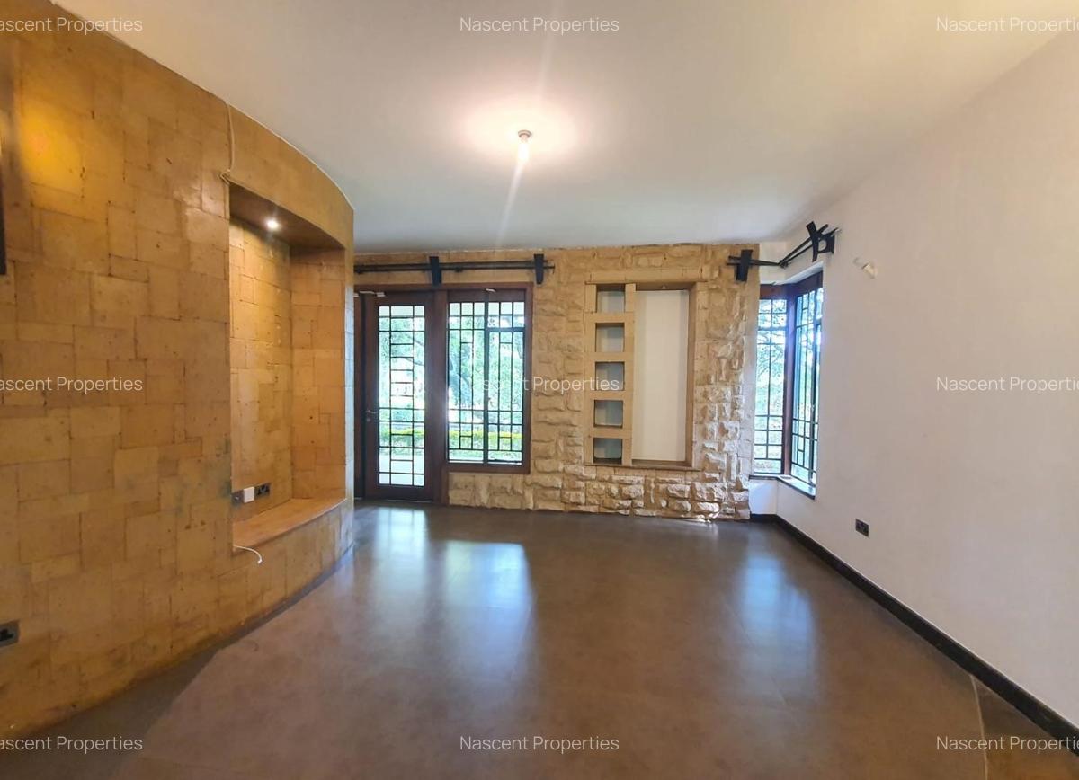 5 Bed Villa with En Suite at Lake View - 13