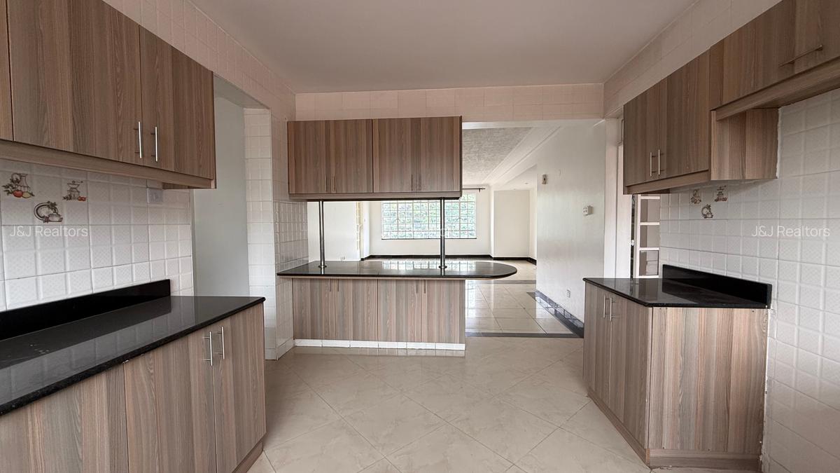 4 Bed Apartment with En Suite in Riverside - 4