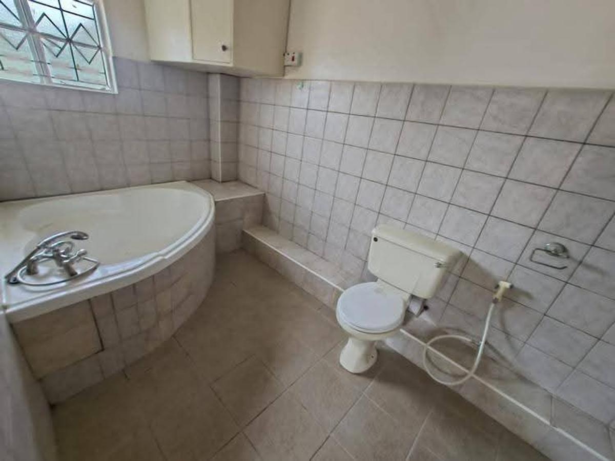 5 Bed Townhouse with En Suite at Lavington - 6