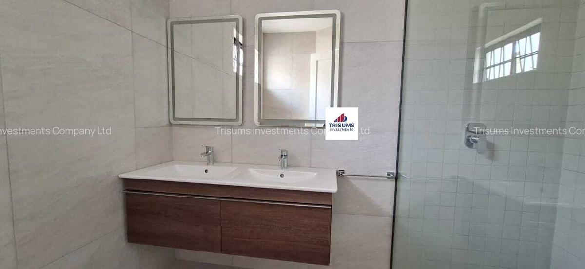 4 Bed House with En Suite in Westlands Area - 11