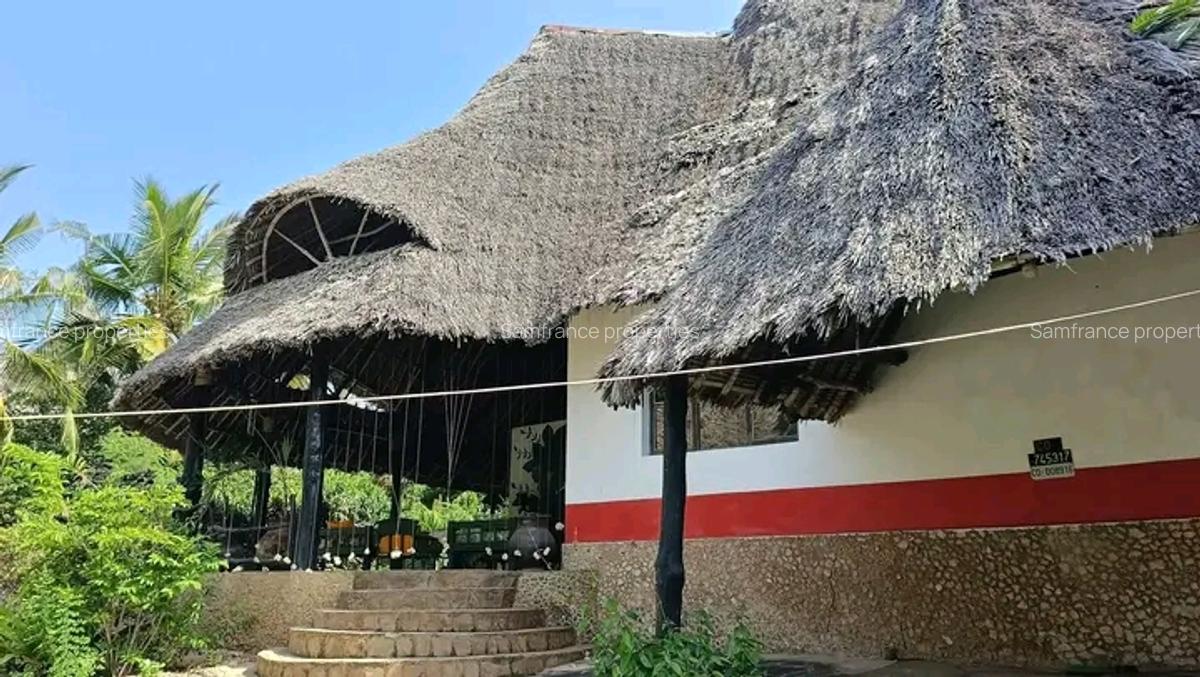 3 Bed Villa with En Suite at Beach Road - 1