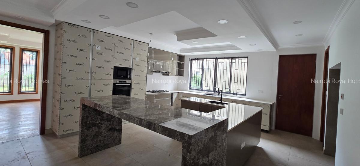 6 Bed House with En Suite at Lavington Green - 13