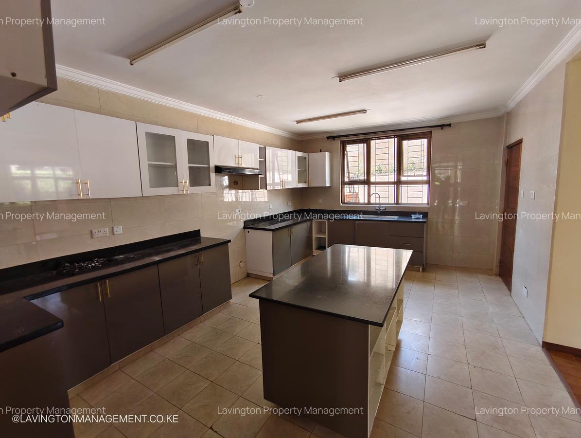 5 Bed Townhouse with En Suite at Lavington - 7