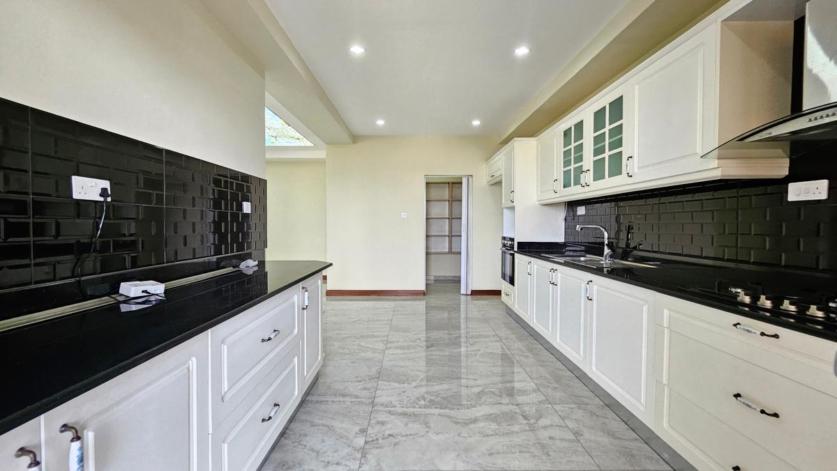 2 Bed Apartment with En Suite at 1St Avenue - 3