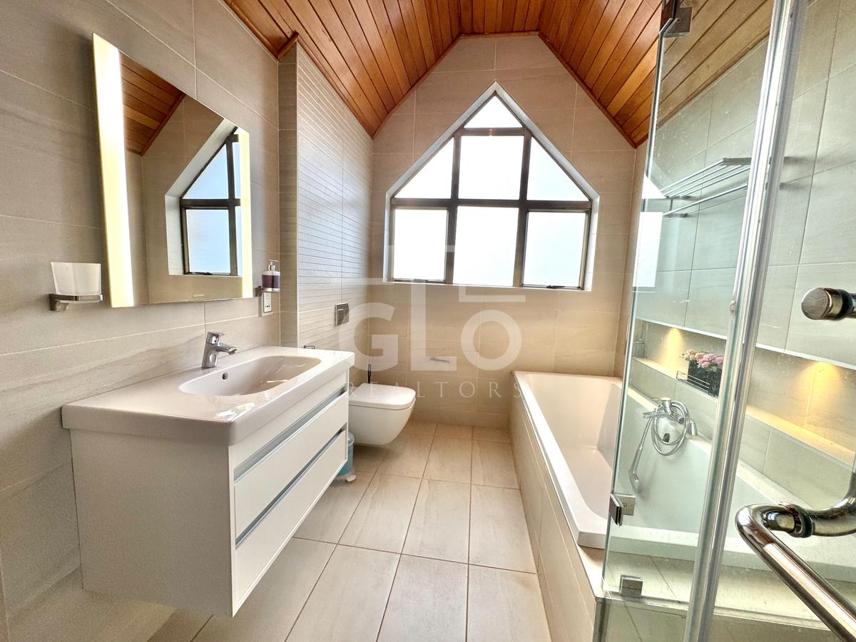 5 Bed House with En Suite in Runda - 12