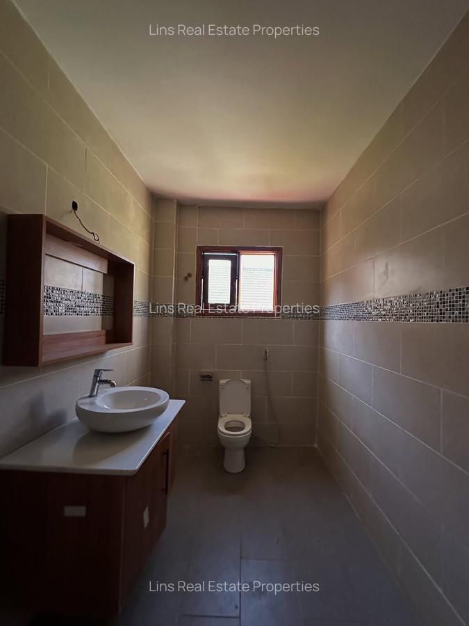 7 Bed House with En Suite in Ridgeways - 14