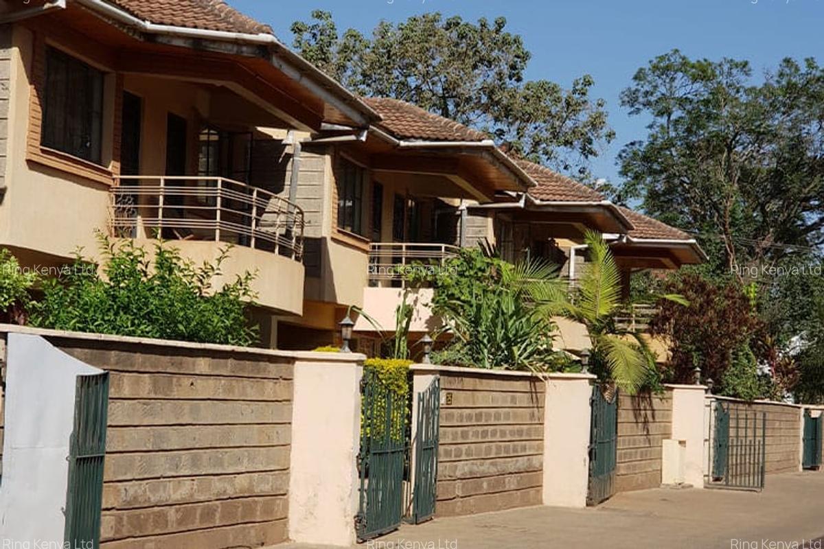 4 Bed House with En Suite in Lavington - 14