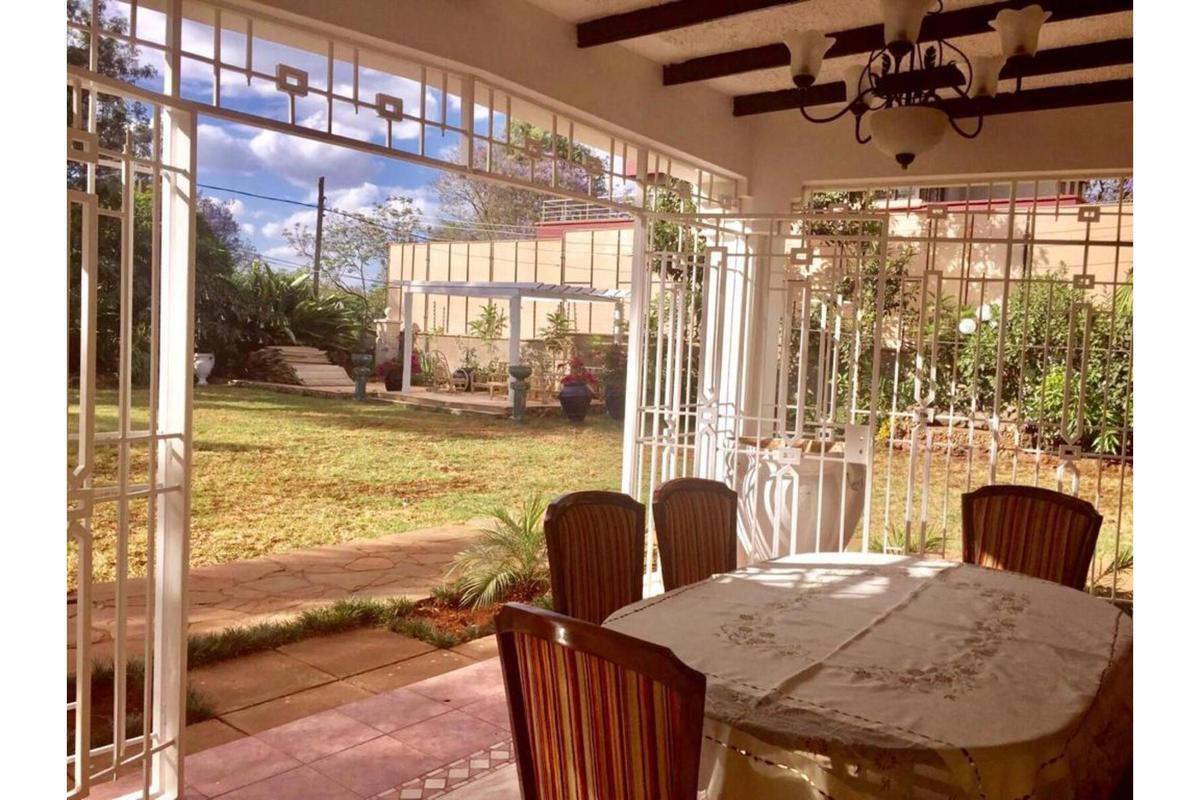 6 Bed House with En Suite in Lavington - 14