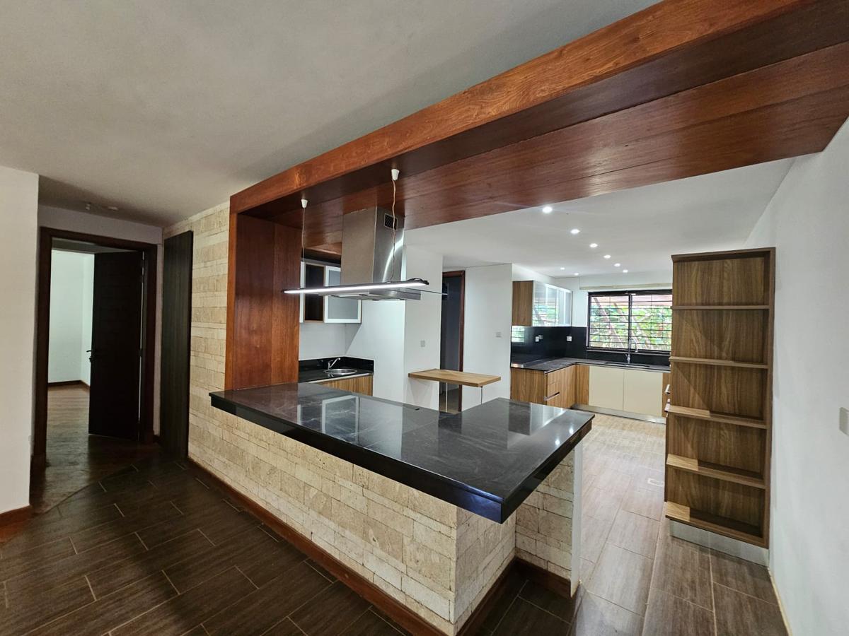 5 Bed House with En Suite in Runda - 16