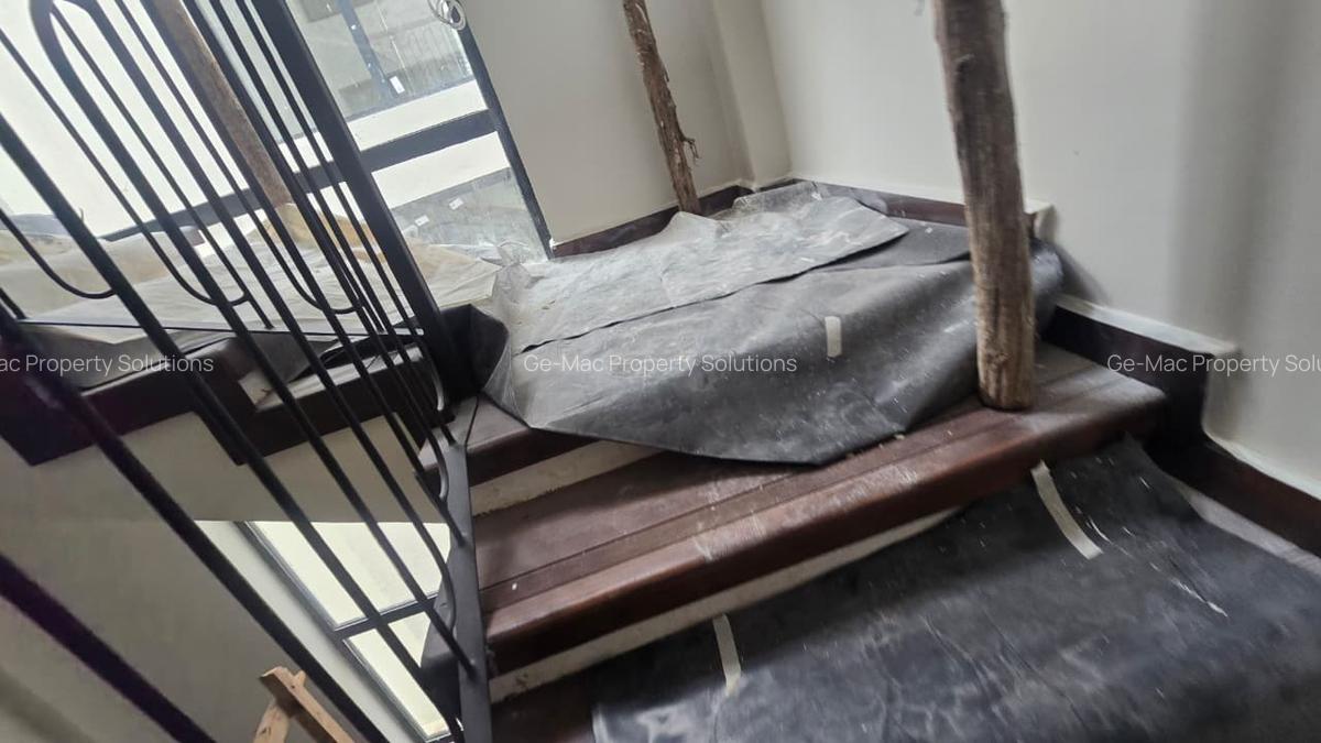 5 Bed House with En Suite in Lavington - 7