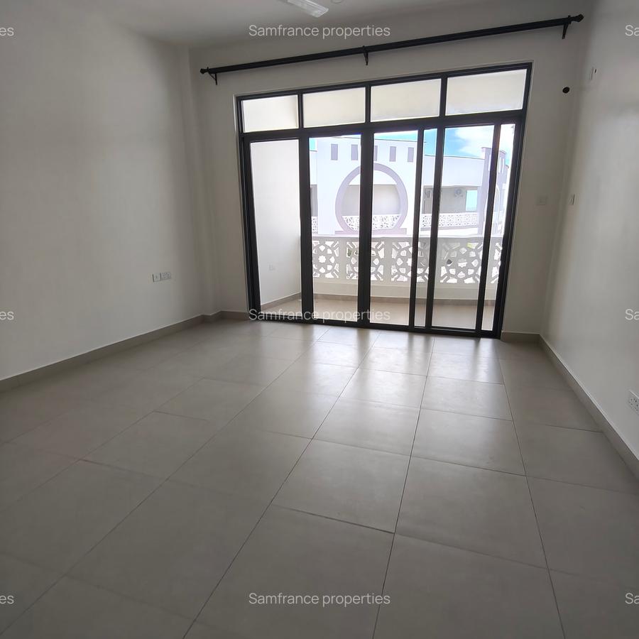 Serviced 2 Bed Apartment with En Suite at Baobab Road - 5