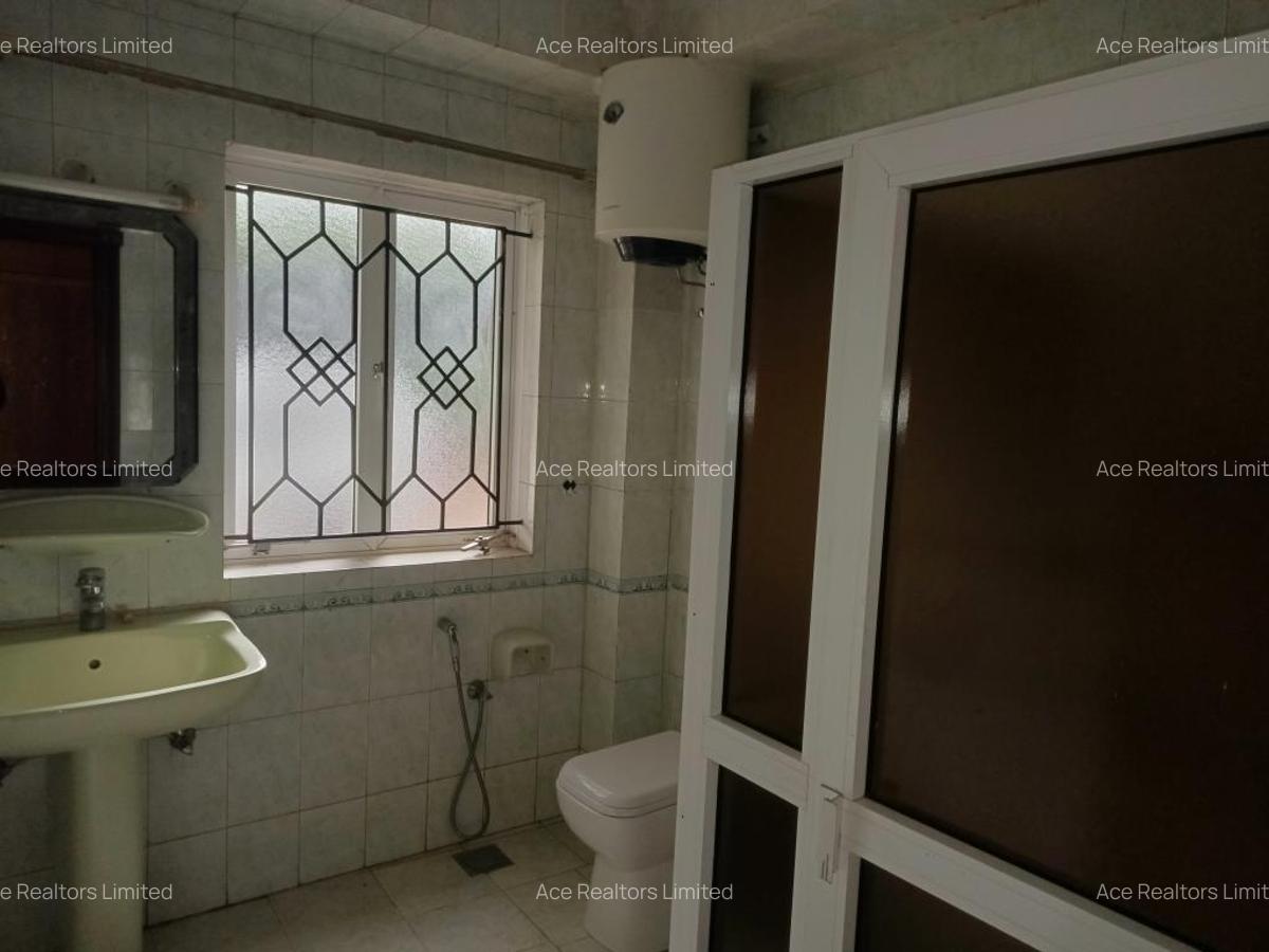 4 Bed Townhouse with En Suite at Hillview - 10