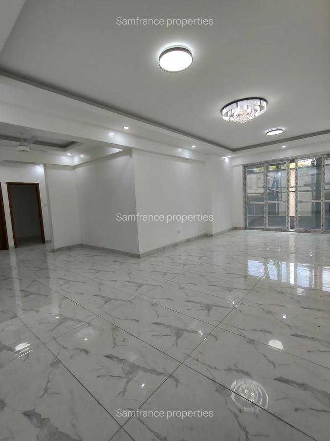 Serviced 2 Bed Apartment with En Suite at Links Road - 4